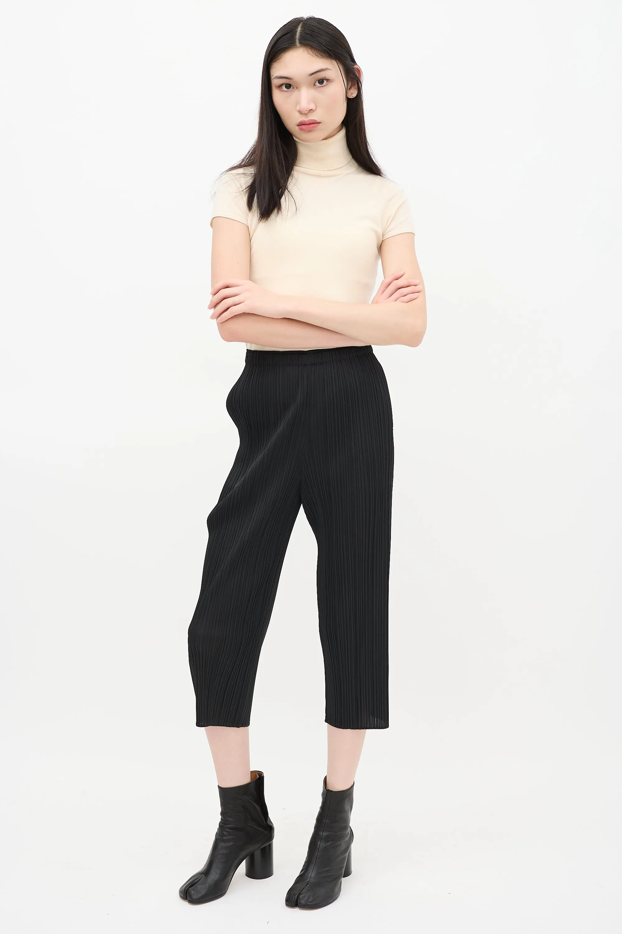 Black Pleated Cropped Pant