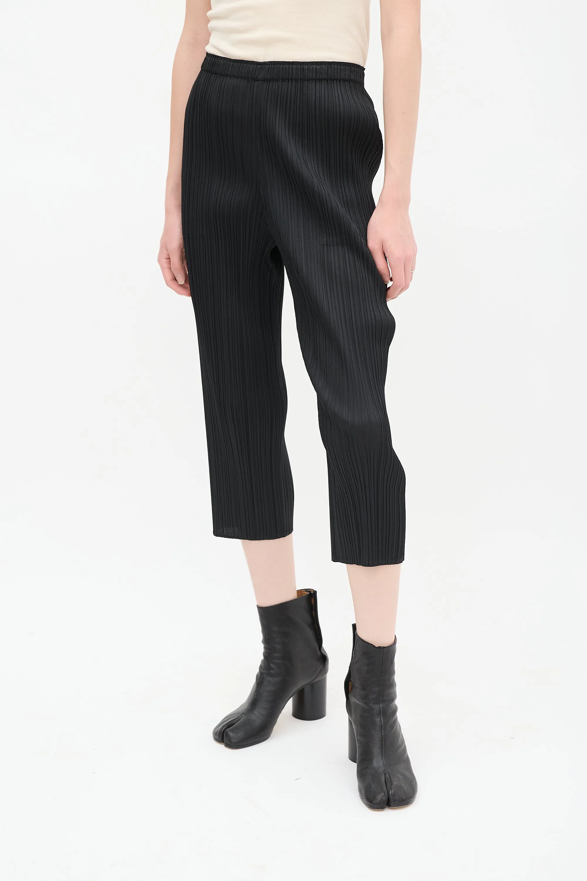 Black Pleated Cropped Pant