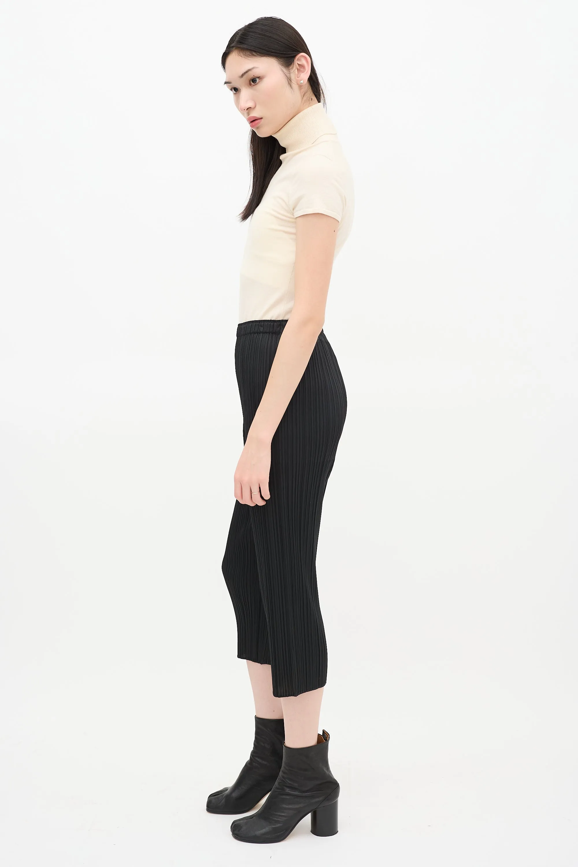 Black Pleated Cropped Pant